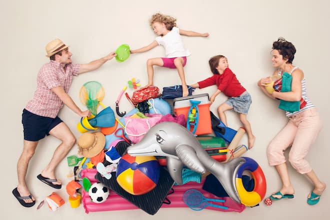 Familie packt für Ferien