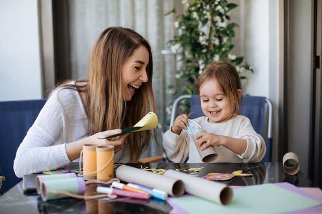 Frau bastelt mit kleinem Mädchen