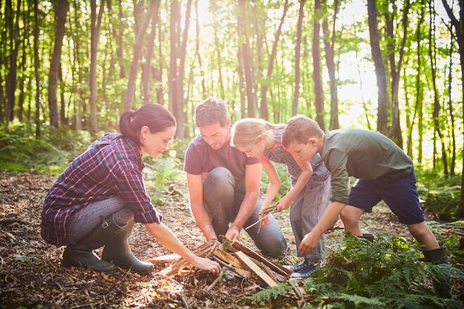 Familie macht Feuer im Wald