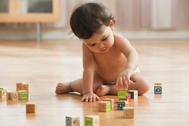 Kind spielt mit Holzblöcken