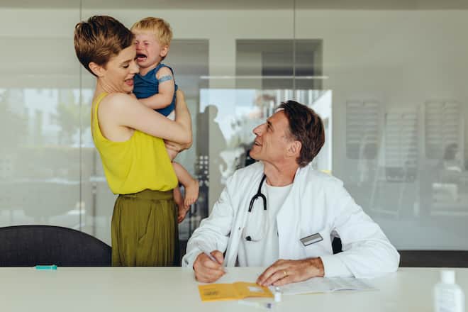 Aufgebrachtes Kind beim Kinderarzt