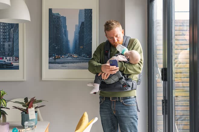 Vater mit Baby am Smartphone