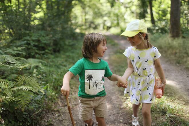 Zwei glückliche Kinder beim Wandern.