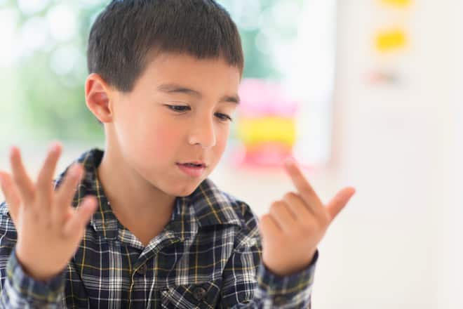 Kind zählt seine Finger ab