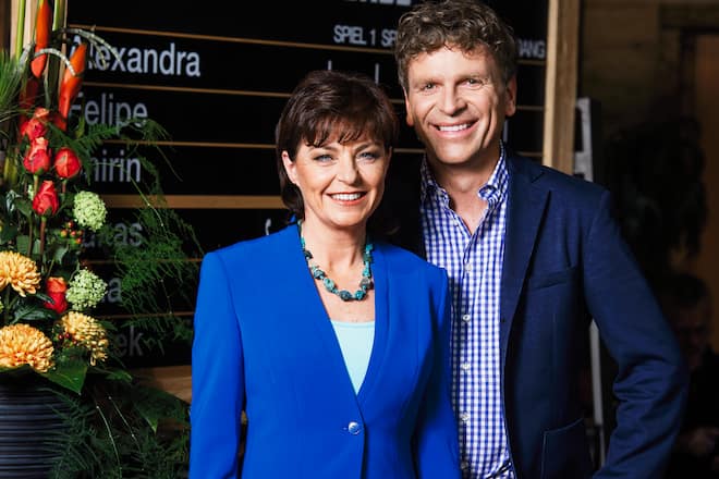 Schiedsrichter Dani Müller und Moderatorin Monika Fasnacht Samschtig Jass