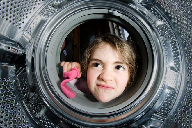 Kleinkind beschäftigen Socken Waschmaschine Juni 2020