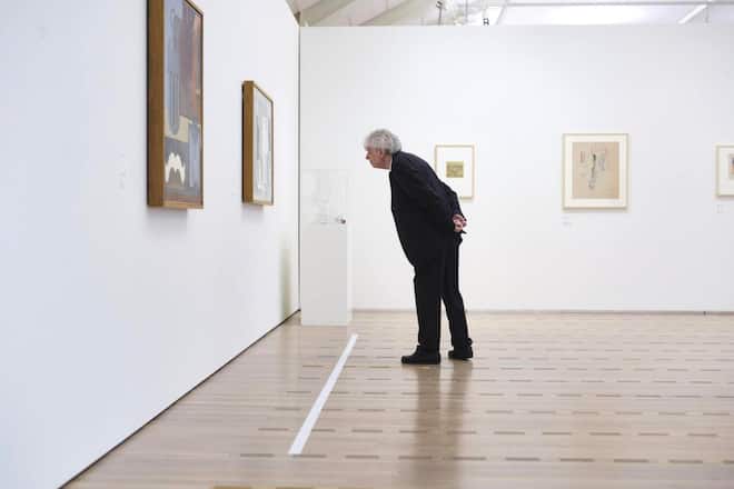 Ein abstraktes Gemälde Le Corbusiers im Visier: Die bildende Kunst in der Ausstellung interessiert Mario Botta besonders.