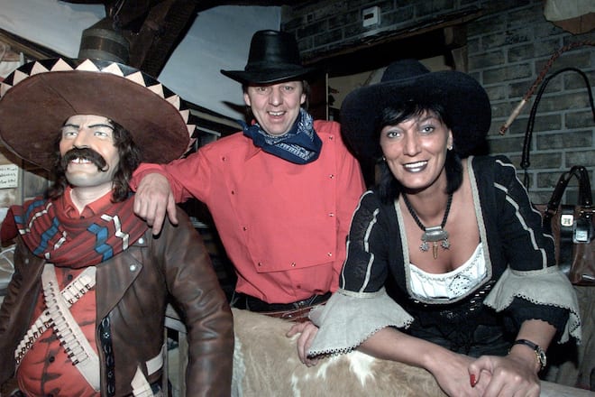 Beat Breu mit damaliger Partnerin Karin Sablatnig im Westernlook in ihrem Club Longhorn City im Februar 2001