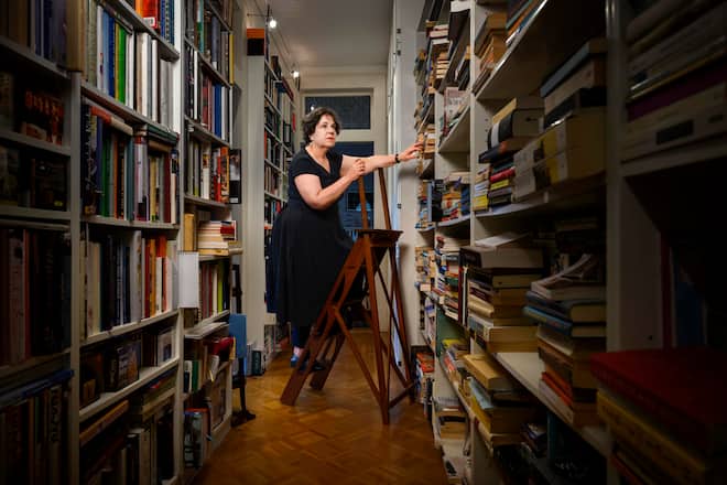 Elisabeth Bronfen, Kulturwissenschaftlerin, Interview der Woche, zu Hause, Zuerich, 2024, Fotos: Geri Born