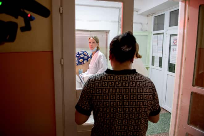 Reise mit Sarina und Felice Arnold nach Kirgistan, wo die Stiftung Zuversicht für Kinder in der Stadt Osh das Spital unterstützt. ©Corinne Glanzmann