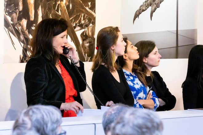 Mitarbeiterinnen nehmen Angebote per Telefon und online entgegen.