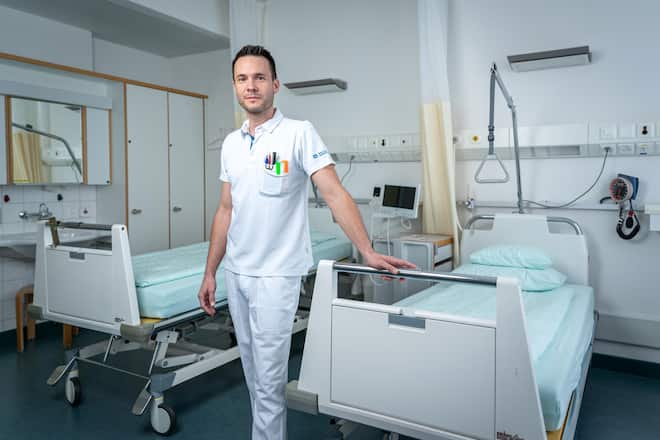 Der Fruehere Radiomoderator Patrick Haessig hat sich auf dem Zweiten Bildungsweg zum Pfleger ausbilden lassen und arbeitet nun im Waid Spital in Zuerich. Bild © Remo Naegeli