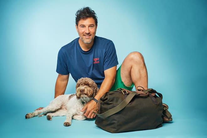 Salar Bahrampoori mit Koffer und Hund