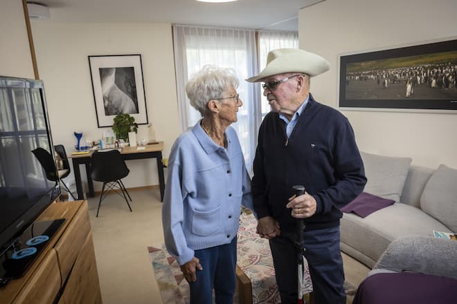 <p>1965 trifft Amors Pfeil Gerlinde und Art Furrer in den USA. 1966 heiraten die beiden in Brig. Seither sind sie unzertrennlich, weshalb stets klar ist: Sie ziehen gemeinsam ins Seniorenzentrum nach Naters VS.</p>