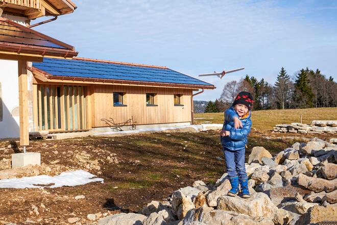 Noé lässt das Modellflugzeug steigen.