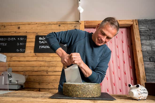 Bio Bauer Renzo Blumenthal kaempft gegen die Trinkwasser Initiative. Aufgenommen am 21.05.2021 auf seinem Bauernhof in Vella Val Lumnezia. Bild © Remo Naegeli