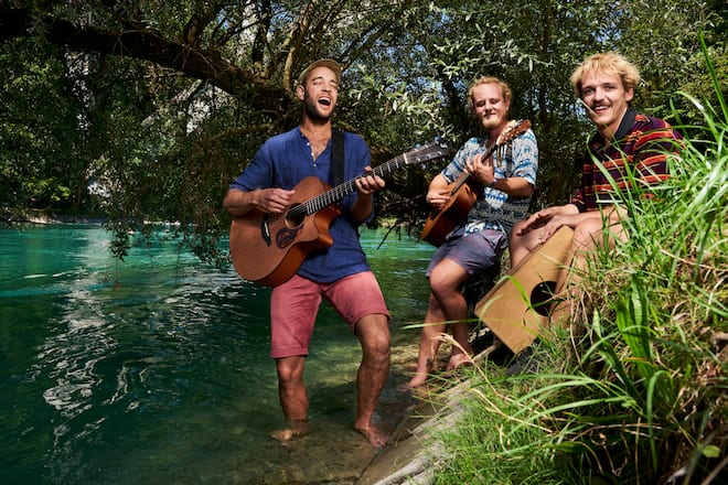 Lauwarm Raggea Band Dominik Plumettaz Saenger und Gitarrist Jesse Drums Julian Mangold Bassist zu Hause bei Dominik und an der Aare Bern 2022 Fotos: Geri Born