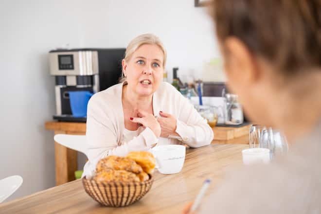 Foto: Joseph Khakshouri 28.10.2024 Home Story bei Katja Berlinger, Geschäftsführerin Swiss Medi Kids mit Ihrem Mann. Während dem Interview sassen die beide am Stubentisch mit Gipfel und Kaffee. Küsnacht (ZH)