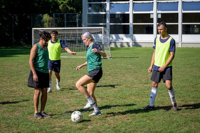 Laureus Spotegration Anlass in Bern. Die Laureus Botschafter helfen am Flüchtlings-Integrationsprogramm mit und machen mit den Migranten Sport. Fussballerin Lara Dickenmann. Bild © Remo Naegeli