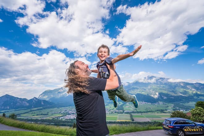 Foto: Joseph Khakshouri 02.06.2022 Megawatt Frontman, Thomas Graf, zu besuch bei Rino und seiner Familie. Er war die Inspiration für das Lied âFlügel us Stahlâ. Rino hatte im Mutterleib einen Schlaganfall und ist seitdem teils gelähmt. Thomas Graf ist bei der Familie sehr beliebt und wird als guter Freund begrüÃt. Kino fliegt dank Thomas durch die Luft. Bad Ragaz (SG)