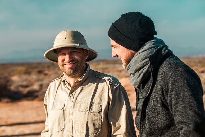Jonny Fischer und Manu Burkart Durch Dick und Dünn - Divertimento in SüdafrikaJonny und Manu nach einer Erdmännchensafari.2019Copyright: SRF