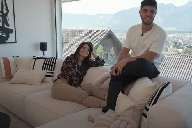 Luca und Christina Hänni auf ihrem Sofa.