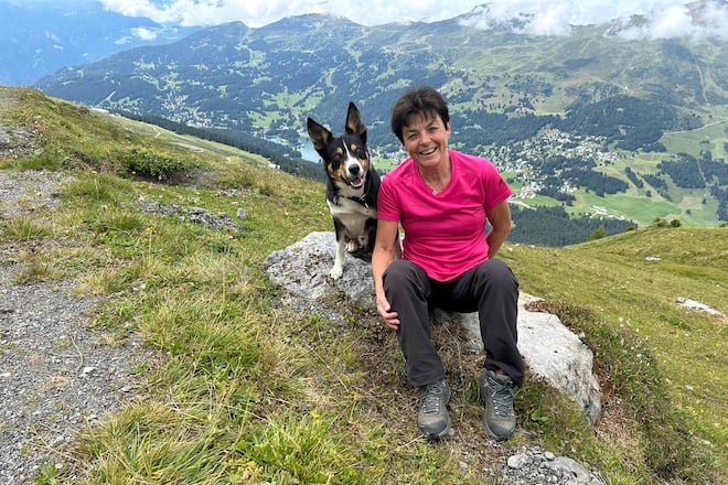 Monika Fasnacht mit ihrem zweijährigen Border Collie Chico.