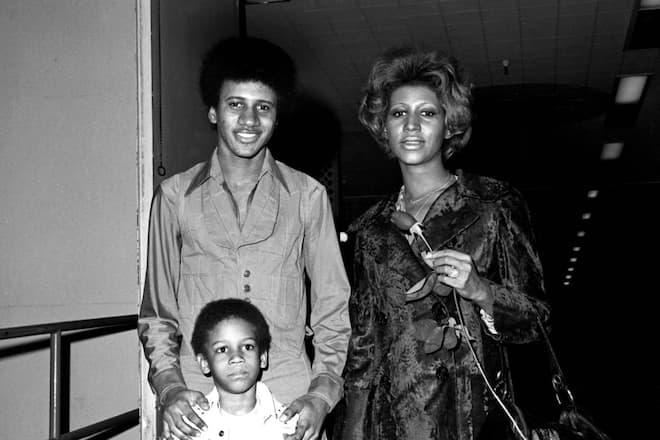 Jan. 1, 2011 - ARETHA FRANKLIN AND SONS CLARENCE AND KECALF.1976. 2055. - ZUMAg49_