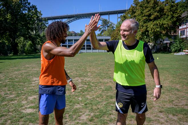 Laureus Spotegration Anlass in Bern. Die Laureus Botschafter helfen am Flüchtlings-Integrationsprogramm mit und machen mit den Migranten Sport. Fussballer Stephane Chapuisat und Biniam aus Eritrea. Bild © Remo Naegeli
