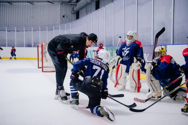 NHL- und Nati-Verteidiger Jonas Siegenthaler in der «Thailand International Ice Hockey Arena» in Chiang Mai bei seinem ersten eigenen Hockey-Camp. 50 Kids der Stufen U11 und U15 nahmen daran teil.