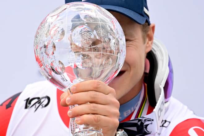 epa11224033 Switzerland's Marco Odermatt celebrates on the podium after winning the Men's Giant Slalom Overall World Cup standings at the FIS Alpine Skiing World Cup finals in Saalbach Hinterglemm, Austria, 16 March 2024. EPA/CHRISTIAN BRUNA