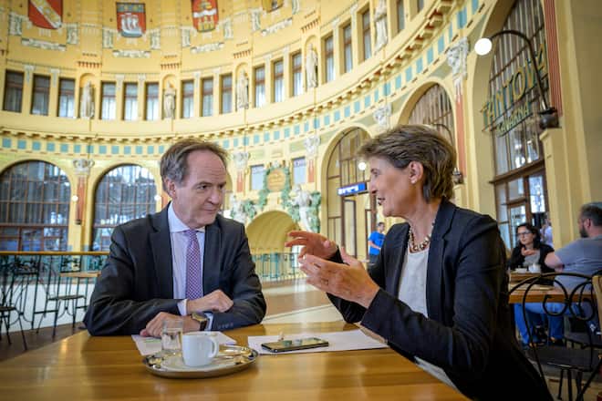 Bundesraetin Simonetta Sommaruga ist anlaesslich des EU Umweltministertreffen nach Prag gereist. Gespraeche mit Botschafter Philippe Guex im Bahnof von Prag. Bild © Remo Naegeli