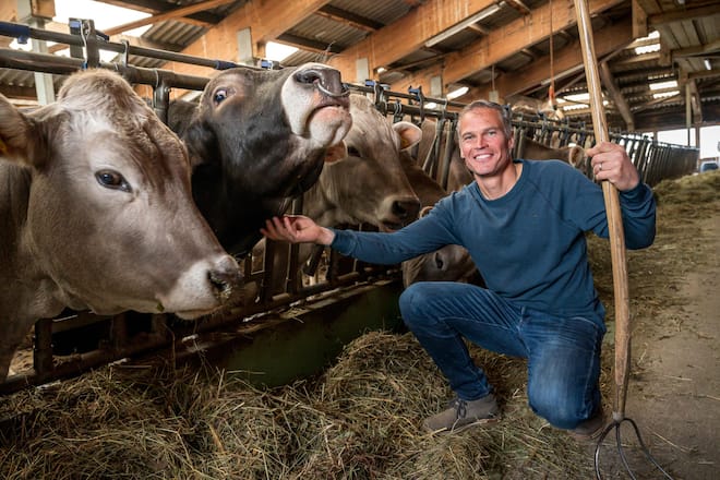 Bio Bauer Renzo Blumenthal kaempft gegen die Trinkwasser Initiative. Aufgenommen am 21.05.2021 auf seinem Bauernhof in Vella Val Lumnezia. Bild © Remo Naegeli