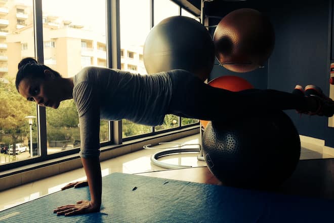 Plank auf Medizinball