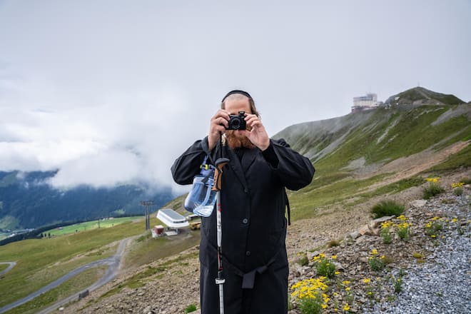 Foto: Joseph Khakshouri, 18-19.08.2024 Jüdische Gäste in Davos Jakopbshorn Gast aus England der sein Namen nicht publizieren möchte, Wandert mit Seinem Schiegervater und seinen Kindern und Enkel Davos (GR) Jüdische Gäste in Davos
