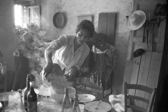 Italian actress Sophia Loren straining spaghetti pasta, on the set of The Two Women. 1960 Italian actress Sophia Loren straining spaghetti pasta, on the set of The Two Women. 1960 SPECIAL FEEÂ - CONTACT US FOR NOT EDITORIAL USAGE (Photo by Pierluigi Praturlon/Reporters Associati & Archivi/Mondadori Portfolio/Getty Images)