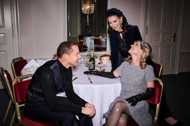 Bezugsquellen v.l.n.r. Mario Torriani: Weste & Anzugshose, Boss bei Jelmoli. Rollkragenpullover, COS. Sabine Dahinden: Kleid, Maison Miaki. Strumphose, Zara. Lederhandschuhe, & Other Stories. Ohrringe, Maison Miaki. Maske, privat. Oceana Galmarini: Samtblazer & Samthose, Vanessa Bruno bei Jelmoli. Pailettenbluse, Twinset bei Jelmoli. Haarreif, Maison Miaki. Ohrringe, Lola Tong x VlereÌ. Styling Camilla Zenoni, H&M Julia Küttel