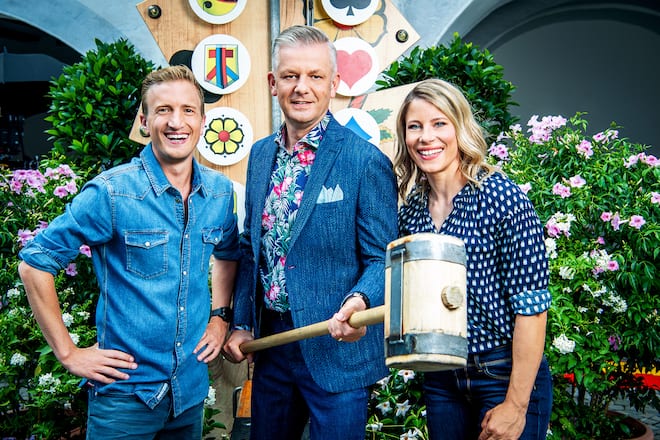 Donnschtig-JassKo-Moderatorr Stefan Büsser, Moderator Rainer Maria Salzgeber und Schiedsrichterin Sonia Kälin 2019Copyright: SRF/Peter Mosimann