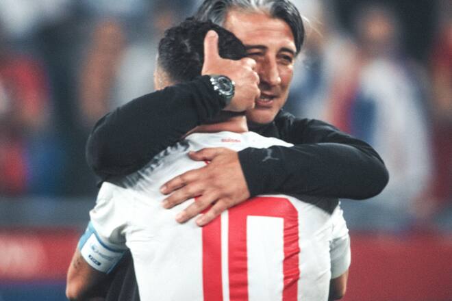 The Pressure Game Im Herzen der Schweizer Nati Folge 4 Trainer Murat Yakin und Captain Granit Xhaka fallen sich in die Arme nach der Achtelfinalqualifikation 2023 Copyright: SRF/stories AG