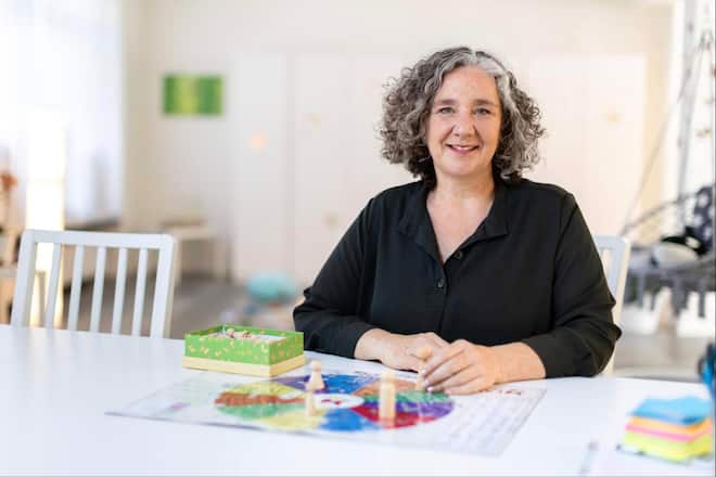 Barbara Schleuniger arbeitet seit zehn Jahren als überkonfessionelle freie Theologin. Mit verschiedenen Ritualen begleitet sie als Coach Menschen bei der Bewältigung von Trauerarbeit, in herausfordernden Lebensübergängen oder in Zeiten der Neuorientierung.