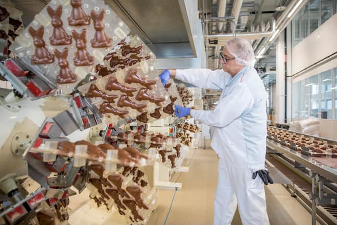 Schokoladen Osterhase Produktion bei Chocolat Halba in Pratteln