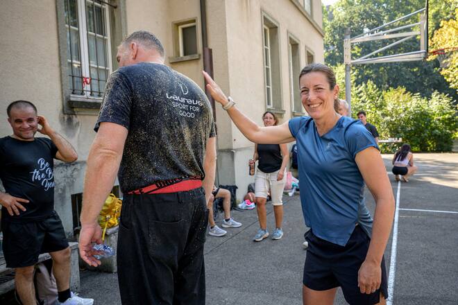 Laureus Spotegration Anlass in Bern. Die Laureus Botschafter helfen am Flüchtlings-Integrationsprogramm mit und machen mit den Migranten Sport. Schwinger Chtistian Stucki und Triathletin Nicola Spirig. Bild © Remo Naegeli