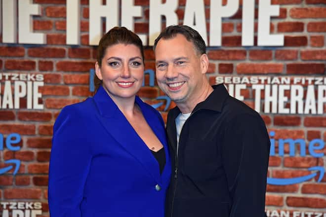 Sebastian Fitzek mit Ehefrau Linda Fitzek / Ankunft Blauer Teppich Premiere Sebastian Fitzeks DIE THERAPIE in Berlin im ZOO Palast am 23.10.2023