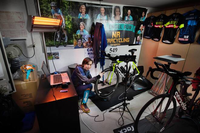 Nicole Reist, Weltmeisterin im Ultra Cycling, Race Across America, Vorbereitungen fürs nächste Rennen, bei Nicole zu Hause in Weisslingen, 20. April 2022