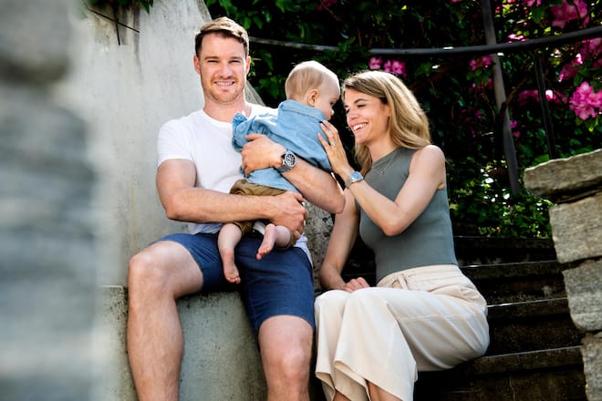 Dario Cologna, Schweizer Skilangläufer, am Lago Maggiore, Ascona, 17. Mai 2022 mit Ehefrau Laura und Sohn Leano