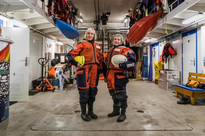 Svolvaer, Norwegen, 4. August 2017 - Reportage in Norwegen mit Anne Mahrer (Alt-Nationalraetin) und Rosmarie Wydler-Waelti, Klima-Seniorinnen demonstrieren in Norwegen auf dem Greenpeace Schiff «Arctic Sunrise». Furchtlos! Um das Klima zu retten, verklagten ROSMARIE WYDLER-WÃLTI und ANNE MAHRER den Bundesrat. Doch Doris Leuthard liess sie abblitzen. Jetzt protestieren die Grosi auf hoher See. (SI_2017_33)
