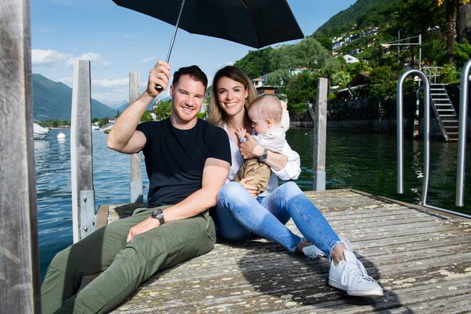 Dario Cologna, Schweizer Skilangläufer, am Lago Maggiore, Ascona, 17. Mai 2022 mit Ehefrau Laura und Sohn Leano