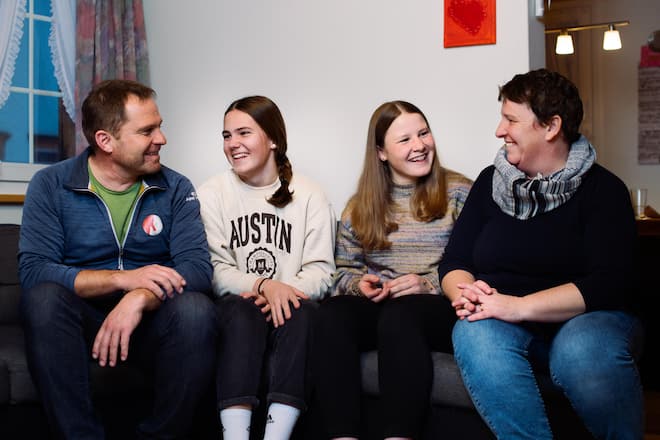 Stefanie Grob, Skirennfahrerin, C-Kader, Junioren-Weltmeisterin, zurück in der Heimat in Appenzell, 27. Januar 2023, Weissbad AI, v.l.n.r. Vater Ruedi, Schwester Ladina und Mutter rechts Monika