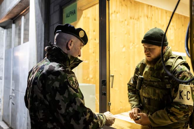 KüBLIS GR, 17.01.2024 - Der Chef der Armee, Korpskommandant Thomas Süssli beim Truppenbesuch und gemeinsamen Frühstück einer Einheit in Küblis GR. Hier bei der Ausweiskontrolle beim Einlass. Das 54. World Economic Forum findet vom 15.-19. Januar in Davos mit mehreren tausend Teilnehmern statt. PHOTO BY PASCAL MORA