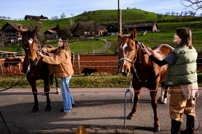 Annina Frey, Melanie Winiger, Moderieren zusammen Swiss Music Award 2024, gemeinsames Hobby Reiten, Zuger Moraenen Landschaft, Preperation der Pferde, Aussreiten, Greenhill Ranch, Reitlehrer Tom, Menzingen ZG, 2024, Fotos: Geri Born